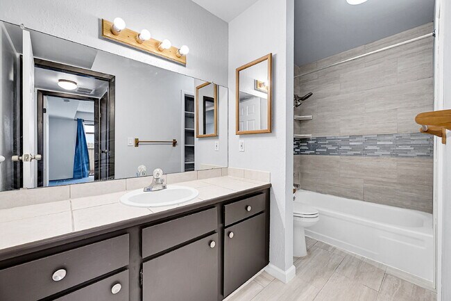 Building Photo - $1,195 - 1 Bed, 1 Bath Condo in Denver wit...