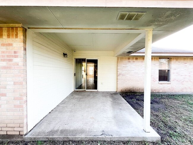 Building Photo - Available NOW Beautiful 1 story, 3 bedroom, 2 bath home. This is exactly what you have been looki...