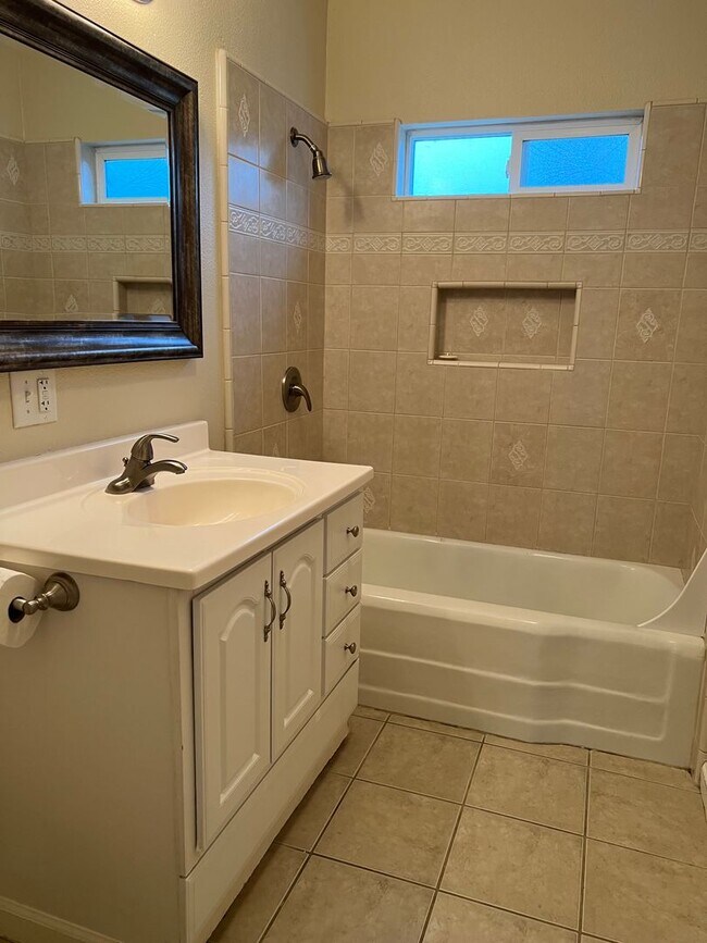 Building Photo - 2 Bedroom Home in Anderson - MUST SEE