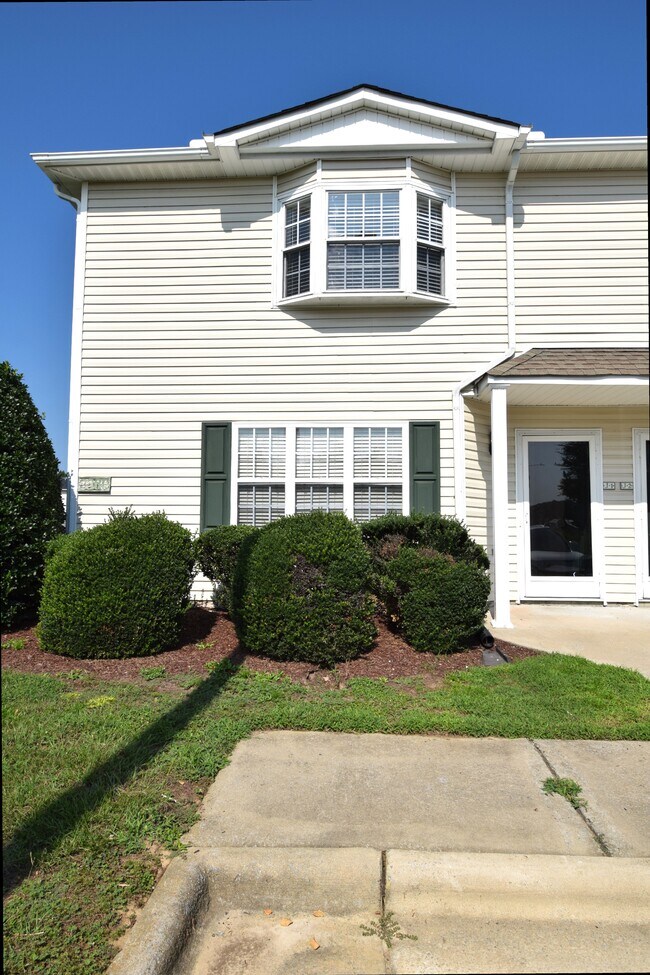 Building Photo - 2380 Vineyard Dr