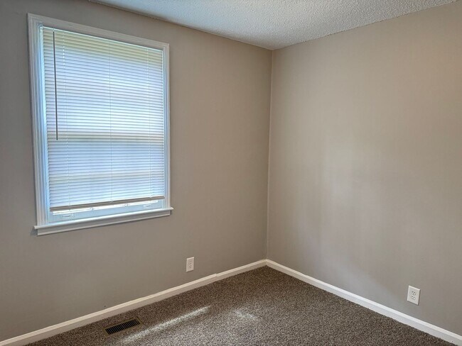 Building Photo - 2213 Glory Dr