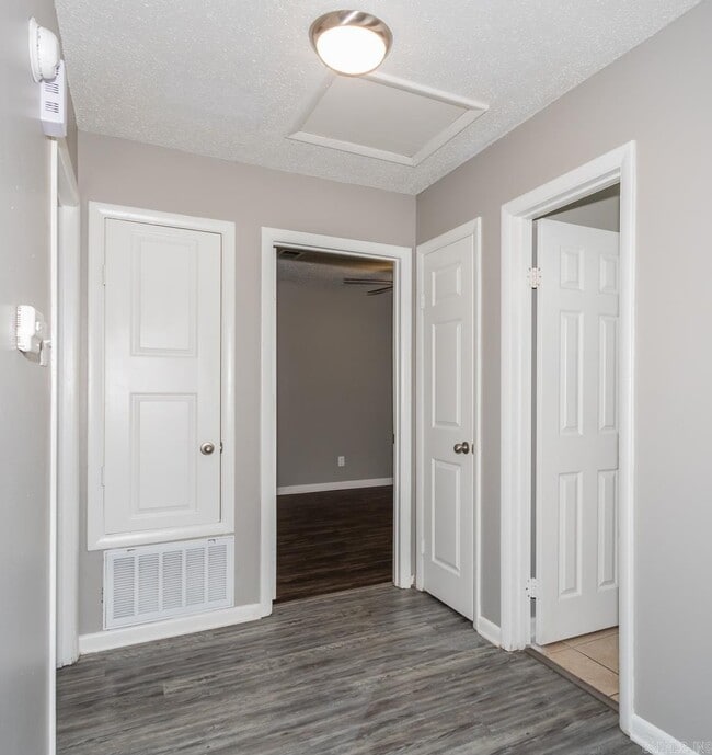 Building Photo - 19 E Laramie Dr