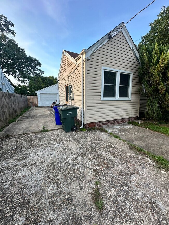 Building Photo - House for Rent!