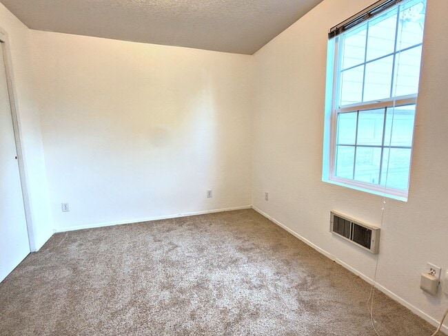 Building Photo - 905 NE 94th Ave