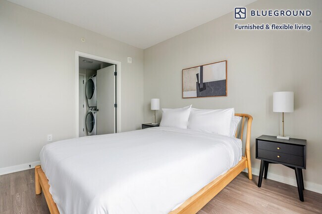 Building Photo - 3275 Washington Blvd