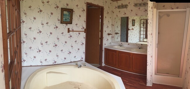 Building Photo - 3 BDR / 2BA Newly Renovated