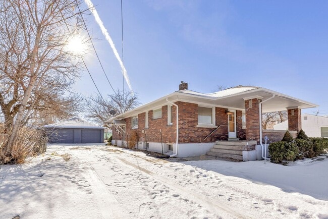 Building Photo - Charming 3 Bedroom Bungalow in West Valley