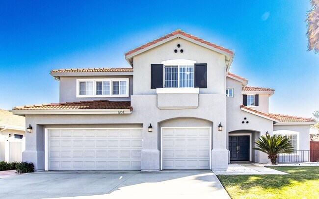 Building Photo - Spacious 6 Bedroom Home With Huge Backyard!
