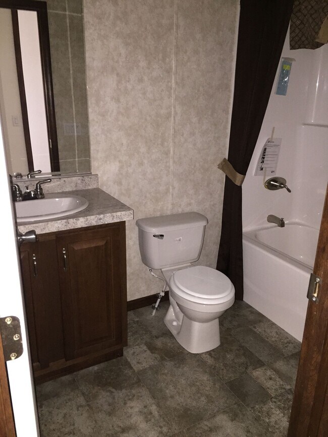 Building Photo - Renovated 2-Bed, 1-Bath Camper