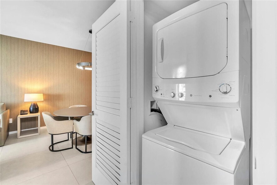 Building Photo - 4111 S Ocean Dr