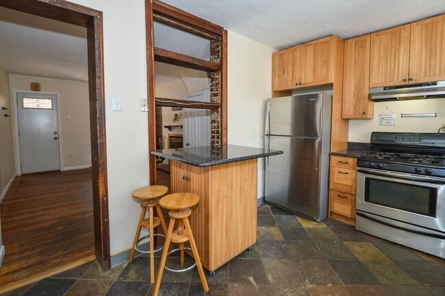 Building Photo - Gorgeous 3-Bedroom Townhouse in Washington Square West! Available mid-July!