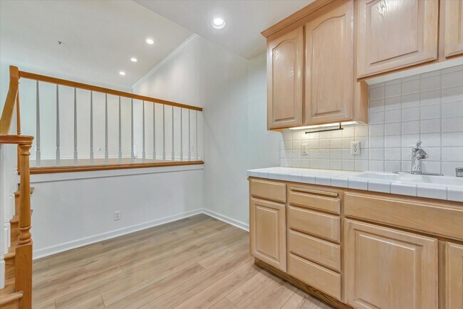 Building Photo - Spacious Townhome in Palo Alto