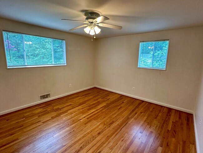 Building Photo - Light filled one-bedroom condo located in the Bethesda Parkside community.