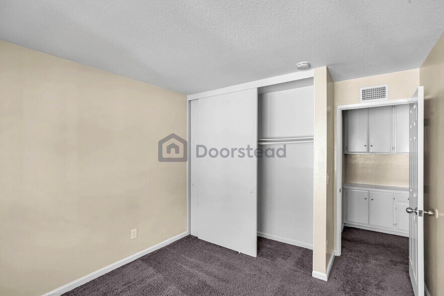 Building Photo - 2521 W Sunflower Ave