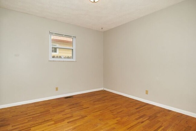 Building Photo - 3 Bedroom in Irvington