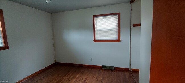 Building Photo - 216 Lindsey Ave