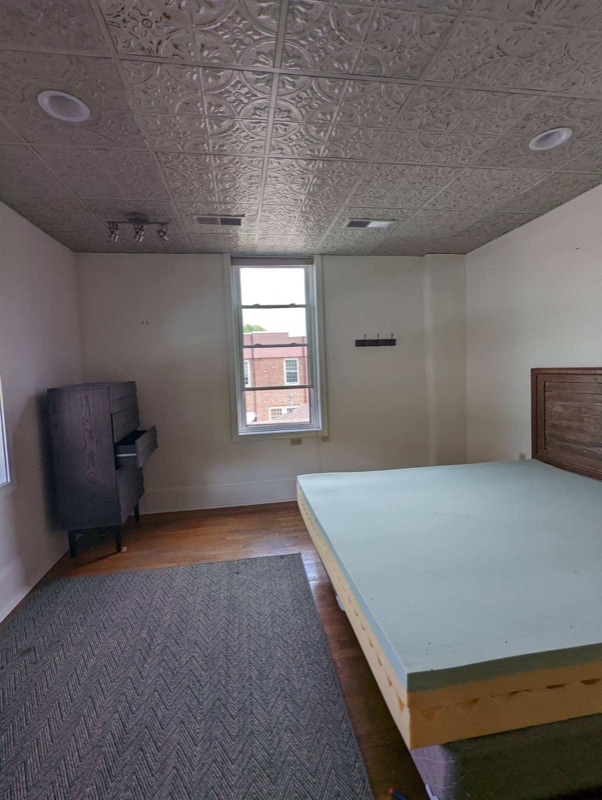 Building Photo - 105 W Main St