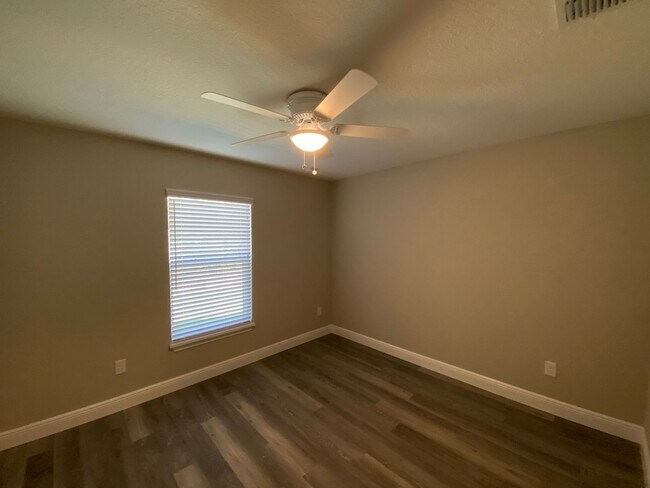 Building Photo - Custom Home - Desirable SE Ocala Neighborhood 3/2/2 **Won't Last**