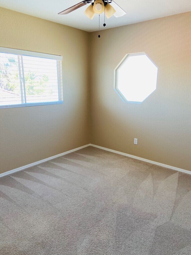 Building Photo - 5 bedroom 3 bath Remolded home Ready to move in!