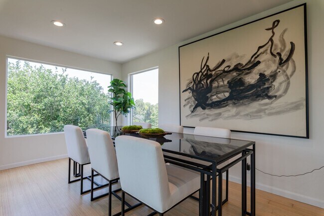 Building Photo - Beautiful Hollywood Hills Home For Lease!