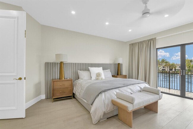 Building Photo - 319 S Riverside Dr