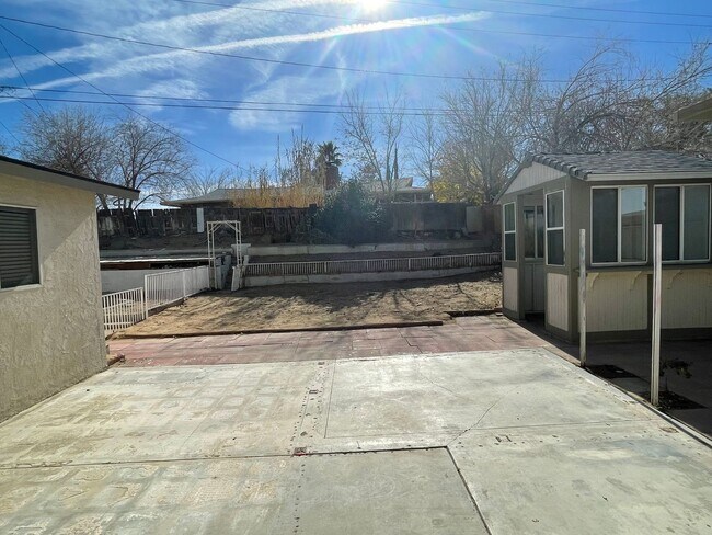Building Photo - Victorville, 3 Bedroom, 2 Bathrooms, Large...