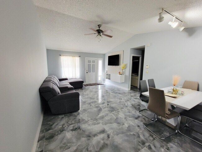 Building Photo - 3815 Woodridge Terrace