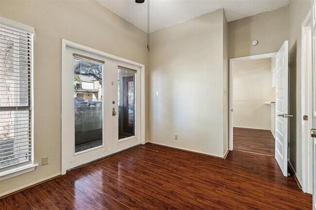 Building Photo - 807 W 25th St