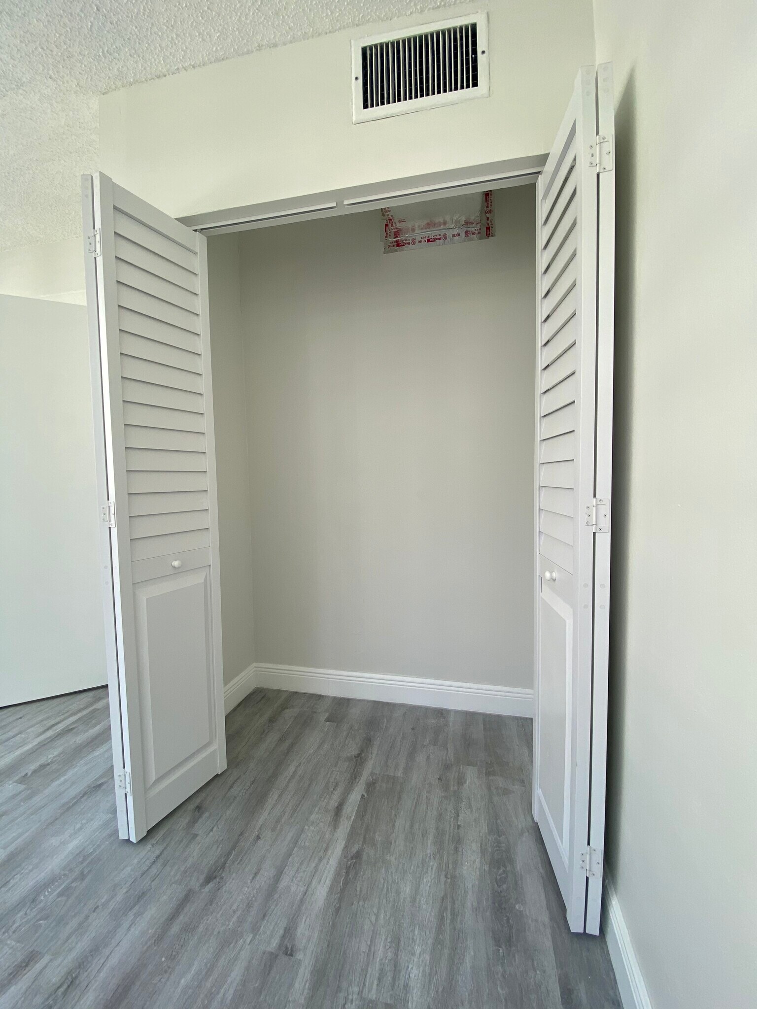 Building Photo - 999 Brickell Bay Dr