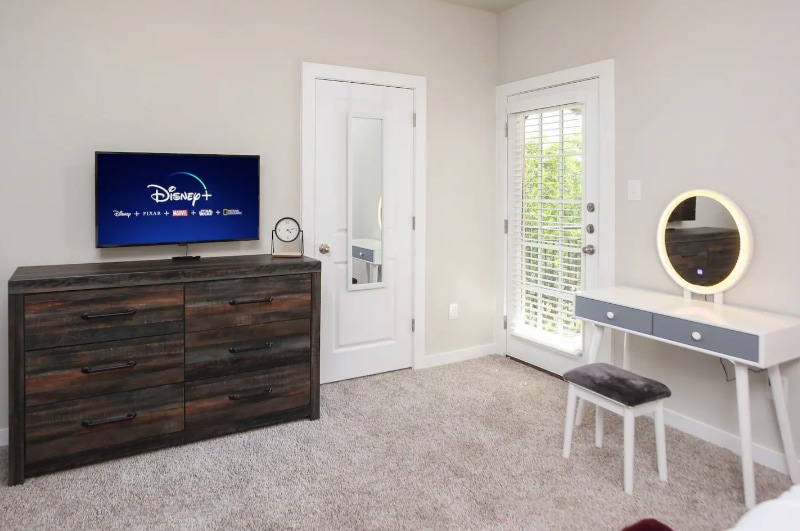 Charlie-3 MBR, TV, Walk-in Closet, Vanity, Private Balcony - 850 E Erie Ave