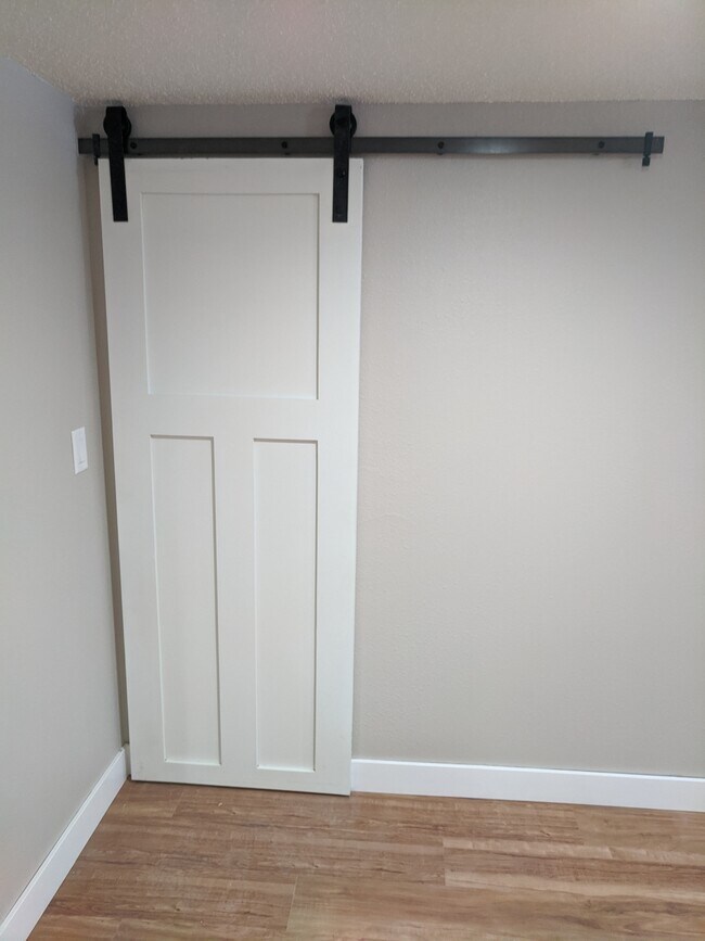 Building Photo - 1213 1st Ave NE