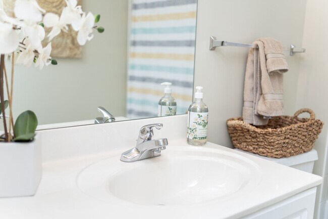 Building Photo - 3 Bedroom Flat, End unit Apartment - Available at Woodlands with $500 deposit. Ask your leasing a...