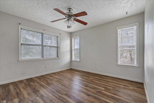 Building Photo - 906 N LBJ Dr