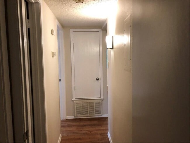 Building Photo - 6907 Woodhue Dr