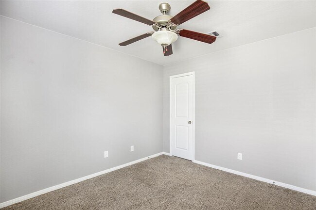 Building Photo - 18115 Van Berkel Ln