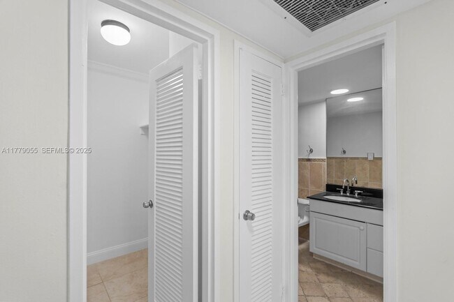 Building Photo - 5161 Collins Ave