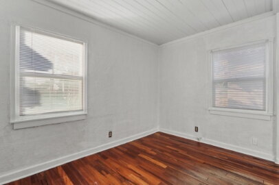 Building Photo - Beautiful Kern Place- 4 bedrooms, 3 baths and Refrigerated AC.