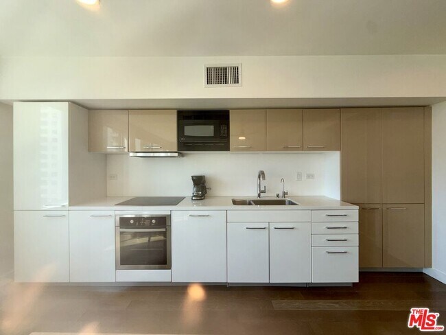 Building Photo - 901 Flower St