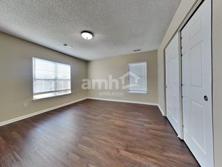 Building Photo - 542 Holiday Dr