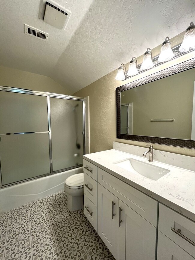 Building Photo - Spacious End Unit Home with 2 Master Suite...