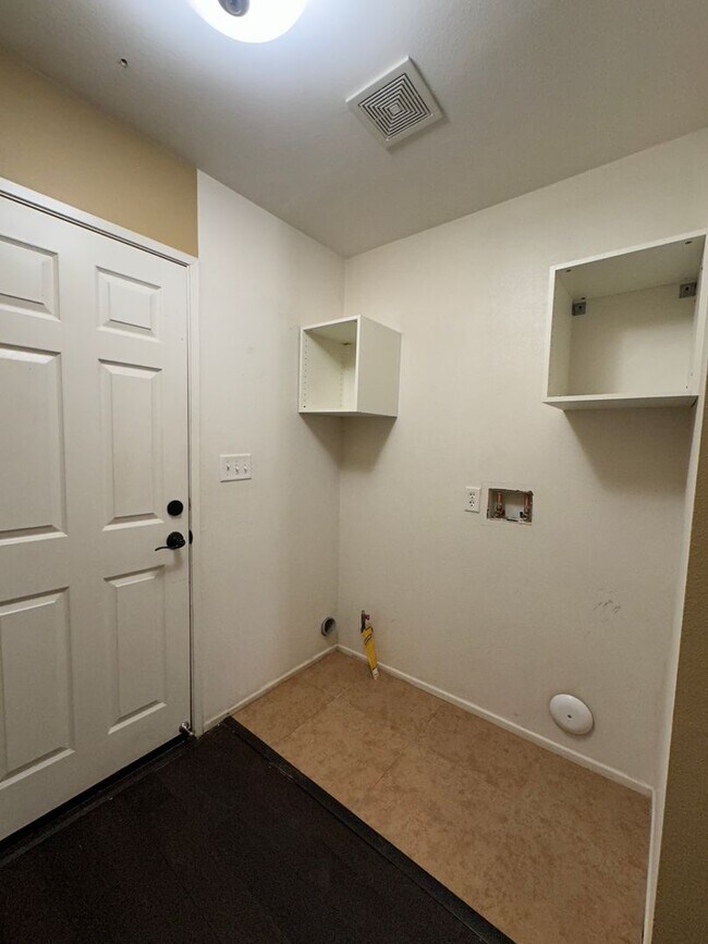 Building Photo - Welcome to this 4 bed 2 bath home!