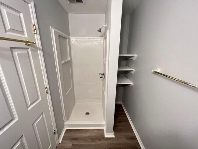 Building Photo - 3 Bedroom Townhouse Near Downtown Durham