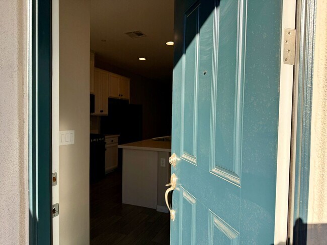 Building Photo - 3 BED 2.5 BATH 2 CAR GARAGE MODERN TOWNHOM...