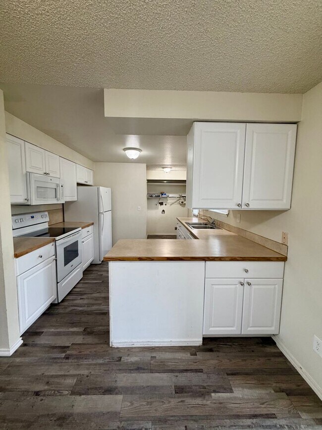 Building Photo - One Level Living w/ Private Oversized Backyard