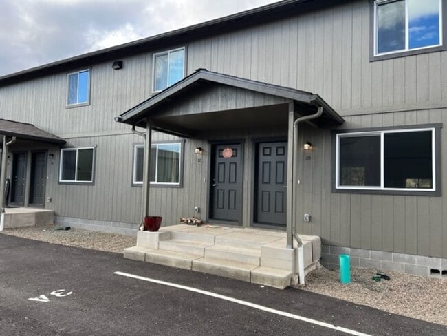 MOVE IN SPECIAL** 2 BEDROOM/ 2 LEVELS TOW... - MOVE IN SPECIAL**  2 BEDROOM/ 2 LEVELS TOW...