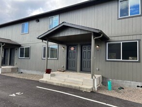 Building Photo - 2 BEDROOM/ 2 LEVELS TOWNHOME (Down the hill in front of Taco Bell in Phoenix Oregon)