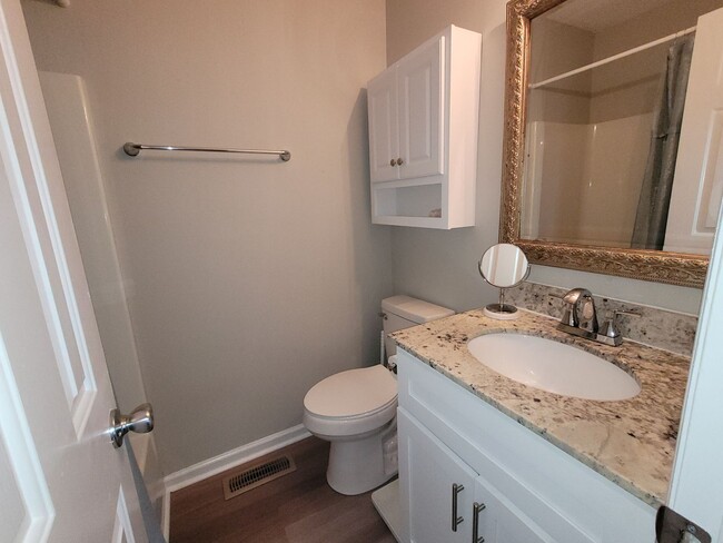 Building Photo - Furnished 3 BR, 3 BH Townhouse in Wilmington!