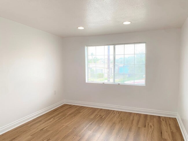 Building Photo - Spacious 4 Bedroom, 3 Bathroom Home with Driveway