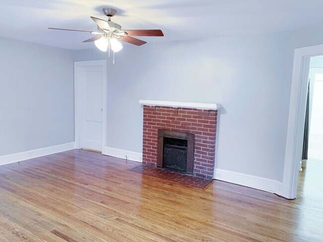 Building Photo - 3 Bedrooms 2 Full Baths with fenced in bac...