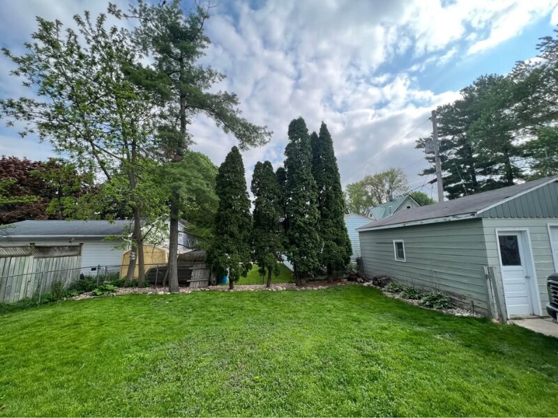 Building Photo - 605 Barrie St